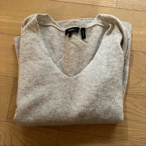 Theory gray v neck 100% cashmere sweater, s